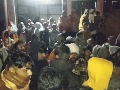 युवक की मौत की सूचना के बाद घर के बाहर उमड़े ग्रामीण।