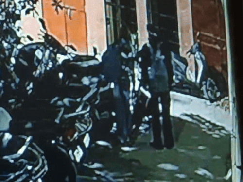 बाइक को लॉक तोड़ते हुए चोर।