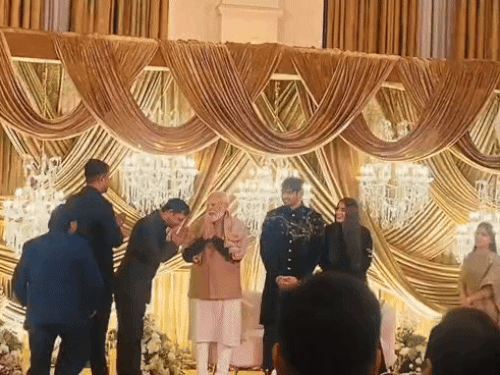 परिवार के सदस्य नरेंद्र मोदी के चरण स्पर्श कर आशीर्वाद लेते नजर आए।