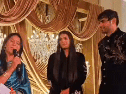 हिसार की रहने वाली अल्पना सुहासिनी ने बतौर एंकर कार्यक्रम का संचालन किया और स्टार जोड़ी के लिए कविता पाठ भी किया।