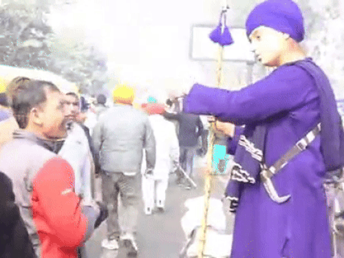 लोगों को टोपी की जगह रूमाल या पटका बांधकर जाने के लिए प्रेरित करतीं रोजप्रीत कौर।