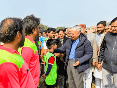 खिलाड़ियों से परिचय करते केंद्रीय मंत्री राव इंद्रजीत सिंह।
