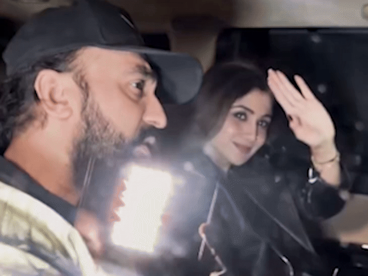 शिल्पा शेट्टी पति राज कुंद्रा के साथ पार्टी में पहुंचीं।