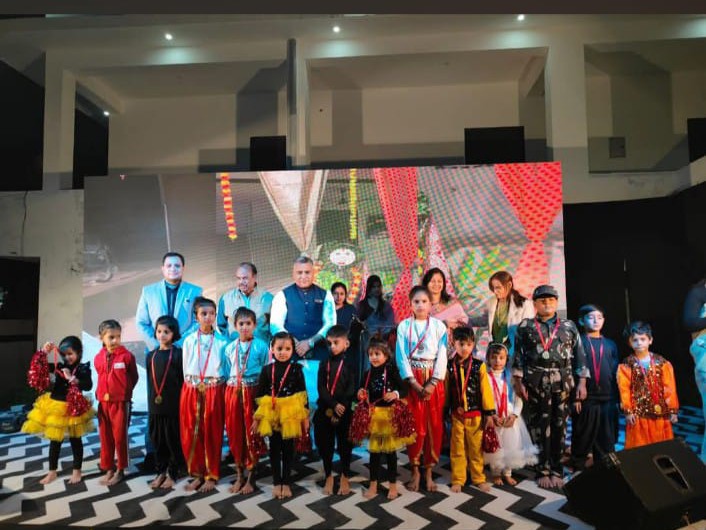 पूर्व विधायक देवी शंकर भूतड़ा ने बच्चों का उत्साह बढ़ाया।