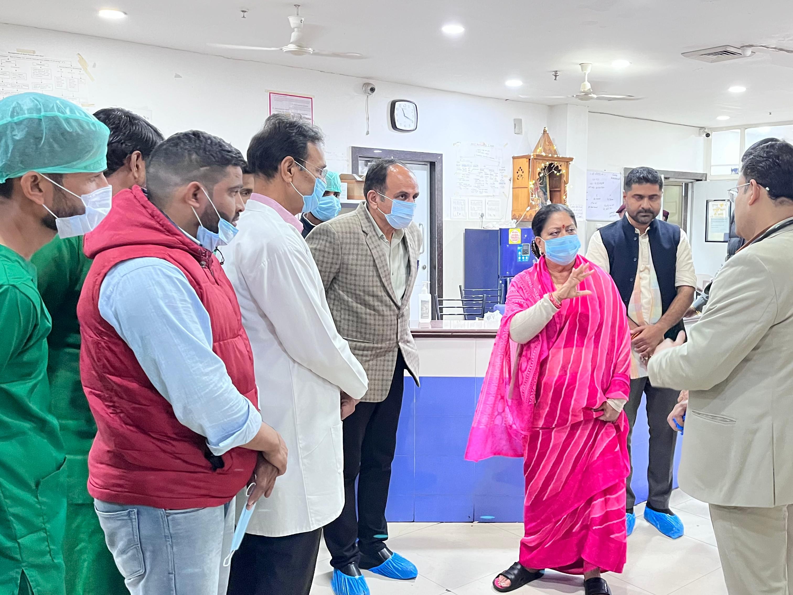 पूर्व मुख्यमंत्री वसुंधरा राजे ने एसआरजी अस्पताल में आईसीयू को अपग्रेड करने और आवश्यक आधुनिक सुविधाएं उपलब्ध कराने पर जोर दिया।