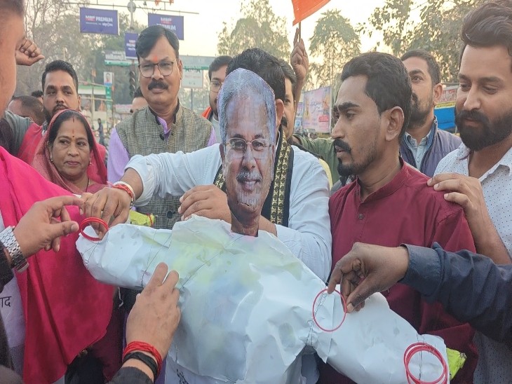 भाजयुमो ने भूपेश बघेल का पुतला फूंका:  जांजगीर-चांपा में सनातन धर्म के कथित विरोध पर प्रदर्शन – janjgir champa News