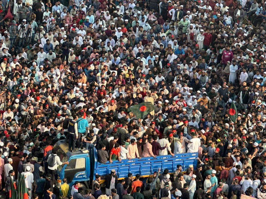 हादी की हत्या के मामले में न्याय की मांग तेज हो गई है। तस्वीर हादी के अंतिम संस्कार की है। इसमें हजारों लोग जुटे थे।