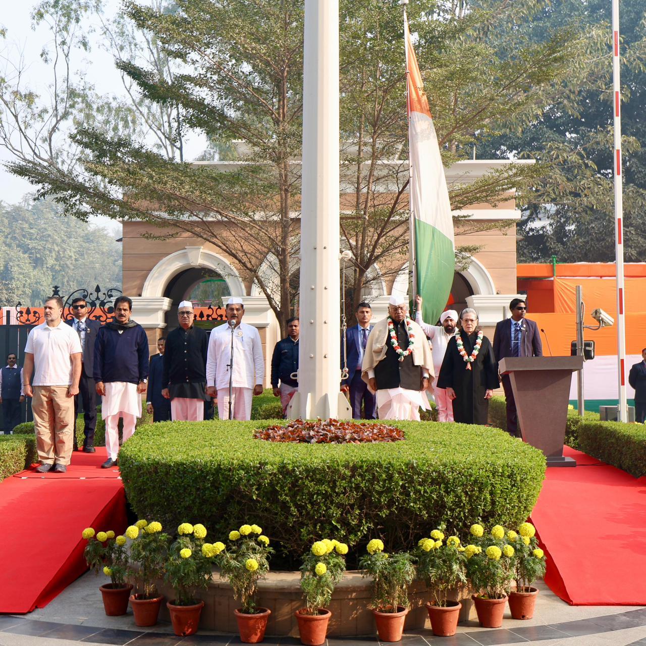 दिल्ली में इंदिरा भवन में कांग्रेस के स्थापना दिवस के मौके पर झंडावंदन किया गया।