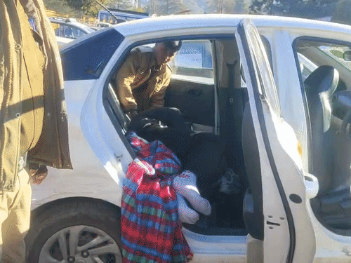 gifmagicsite 10 1766917195 Nanital-Taxi-driver-dies Coal-smoke | कार के अंदर जलाई अंगीठी, दम घुटने से मौत: नोएडा से पर्यटकों को नैनीताल लेकर आया था, हीटर बंद कर कोयले जलाए - Nainital News | Dainik ...