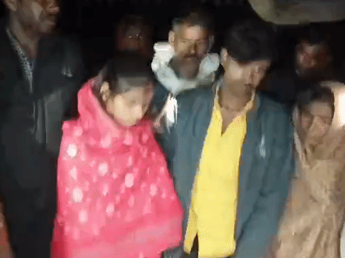 ये 6 दिसंबर की तस्वीर है। खुशीराम-मोहिनी ने गांव के एक मंदिर में शादी कर ली थी। बाद में जब घरवाले पहुंचे तो उन्होंने दोनों को आशीर्वाद देकर अपना लिया।