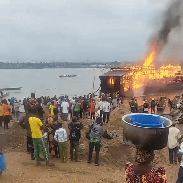 एक आदमी ने गुस्से में एक नाव को जला दिया था, उसे लगा था कि यह नाव एबो नोआ ने बनाई है।