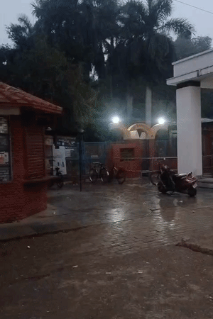 गोरखपुर में शीतलहर पड़ रही है। सुबह सड़क और फर्श भीगी नजर आई।