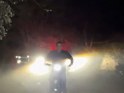 केक कटिंग सेरेमनी के बाद तेज रफ्तार में ई-साइकिल चलाते हुए सलमान।