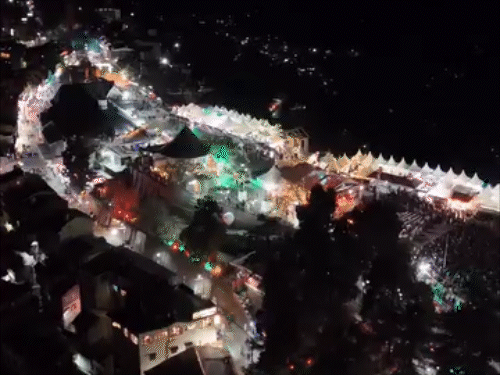 न्यू ईयर के वेलकम और विंटर कार्निवल के लिए सजाया गया शिमला का रिज व मॉल रोड।