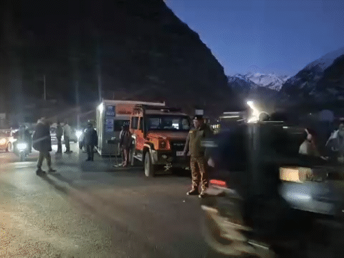 लाहौल स्पीति पुलिस शाम के वक्त रोहतांग में ट्रैफिक रेगुलेट करते हुए।