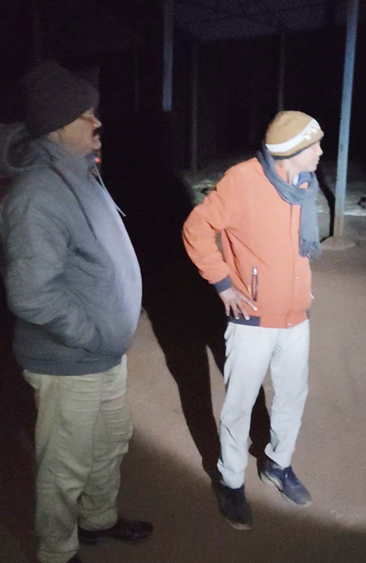 हाथी के आने से पहले मंडी केन्द्र में वनकर्मी और हाथी मित्र दल डटे रहते हैं