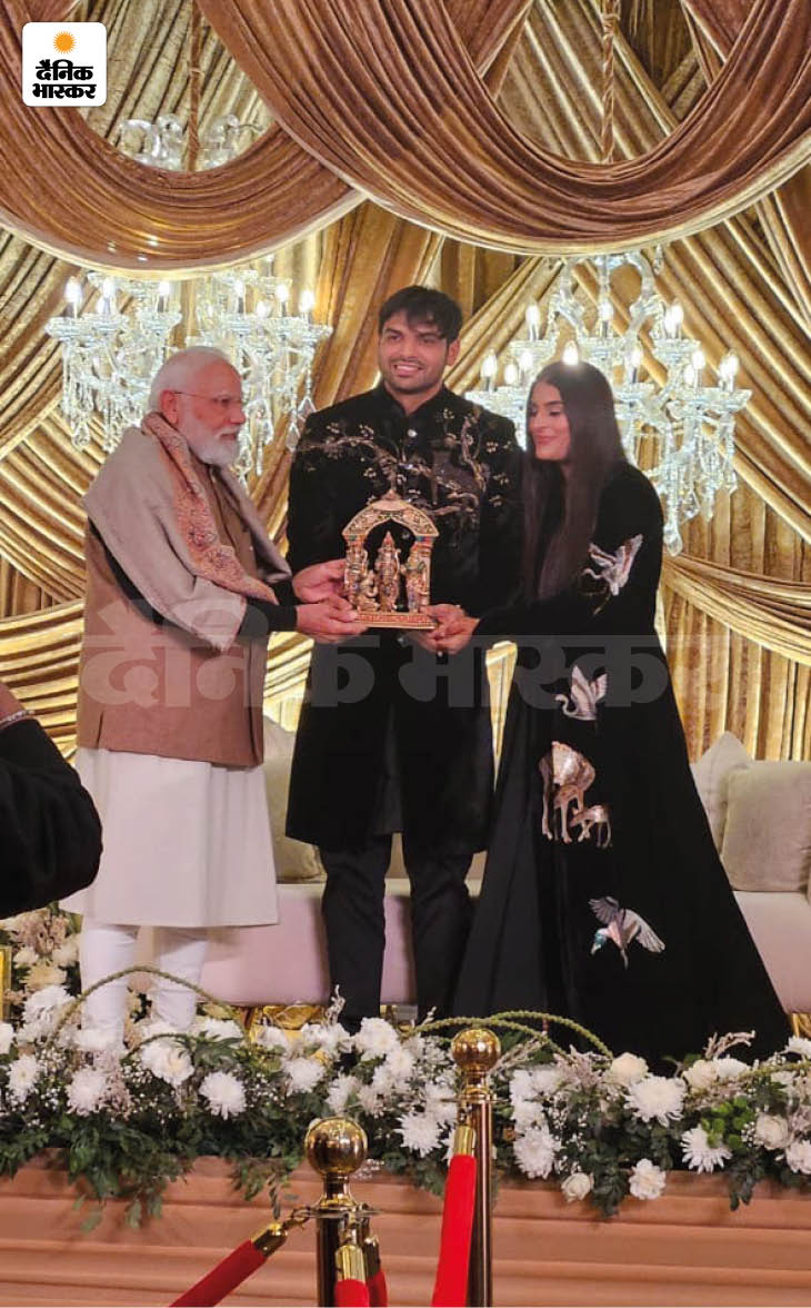 पीएम ने नीरज और हिमानी को भगवान श्रीराम की मूर्ति भेंट की।