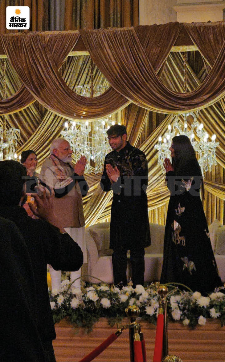 ओलिंपिक गोल्ड मेडलिस्ट नीरज चोपड़ा और हिमानी मोर को आशीर्वाद देने पहुंचे प्रधानमंत्री नरेंद्र मोदी।