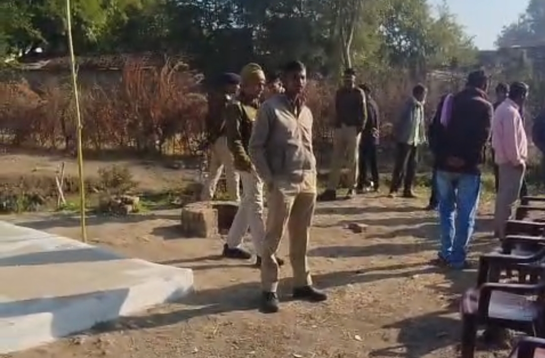 पुलिस मौेक पर पहुंची और मामले की जांच शुरू की।