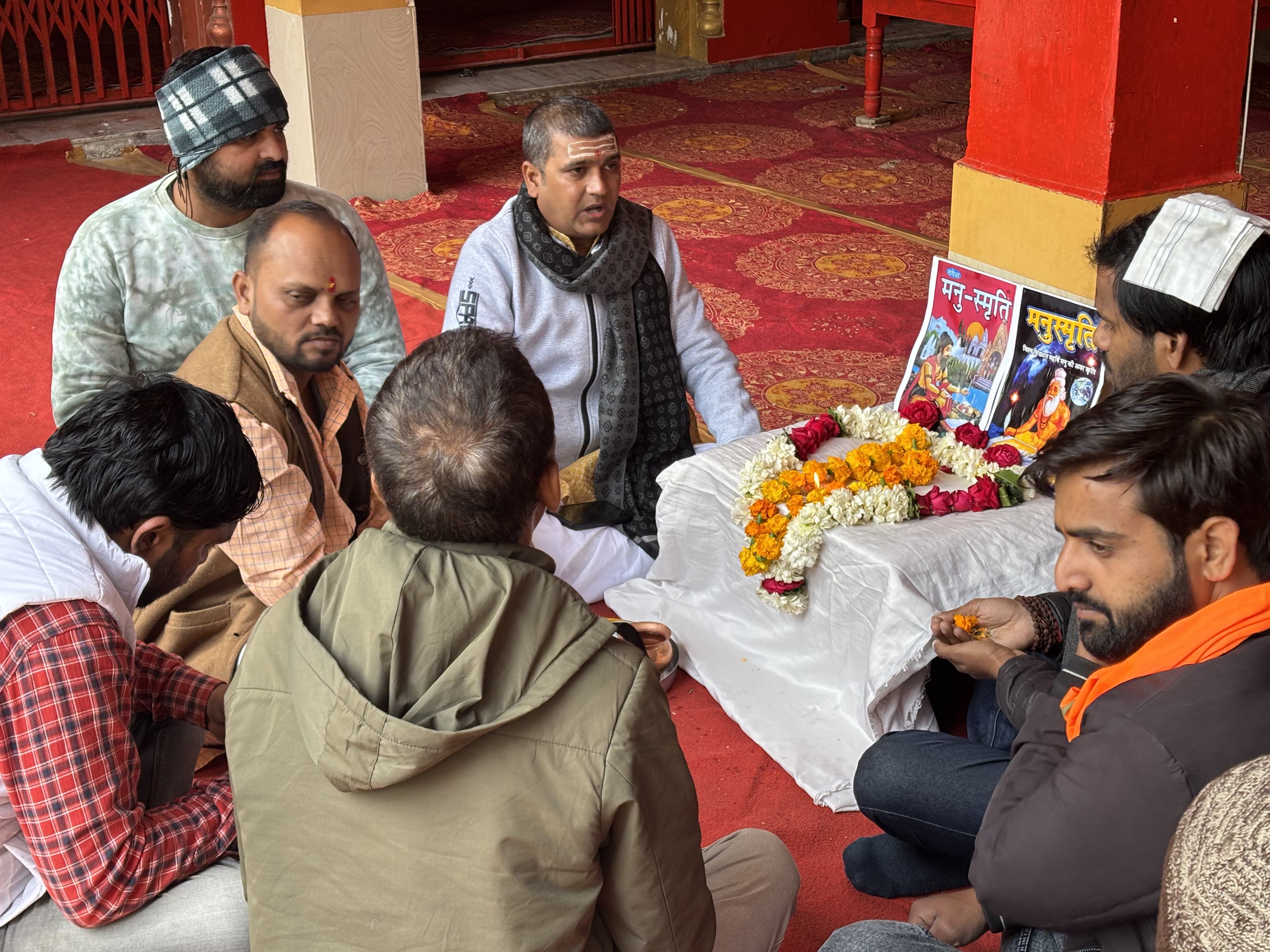 पूजन करते हुए सवर्ण समाज के लोग।