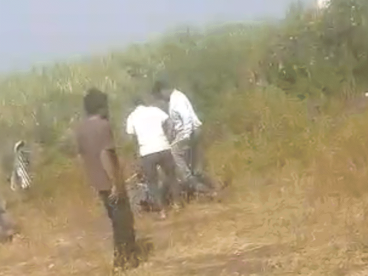 घर जाने के लिए कहा तो विटा, धूलेश्वर और सूरजमल की लाठियों से पिटाई की गई। इस दौरान साथी मजदूर ने चुपके से वीडियो बना लिए थे।