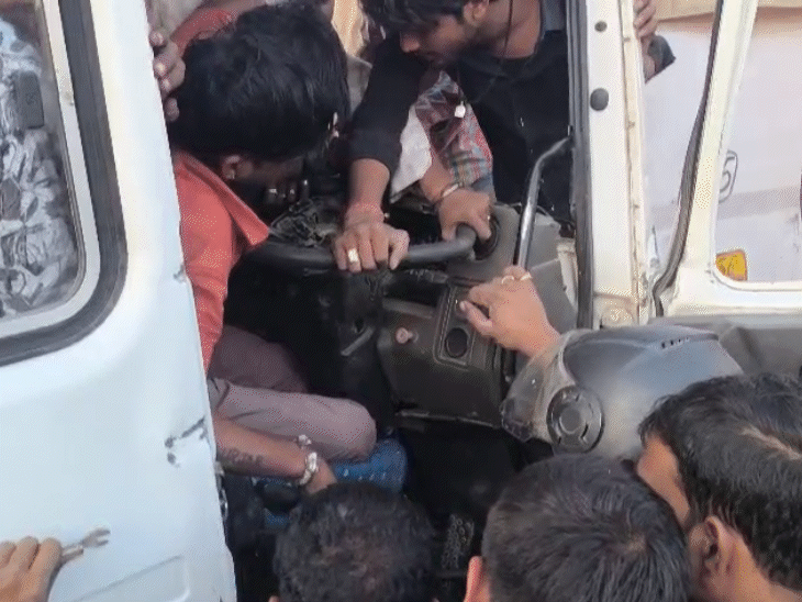 ड्राइवर एक घंटे तक केबिन में फंसा रहा।