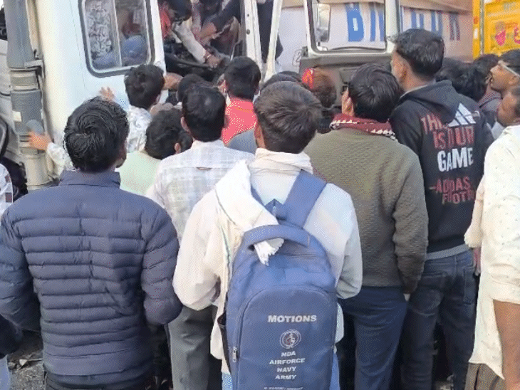हादसे के बाद मौके पर लोगों की भीड़ जमा हो गई।