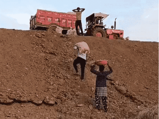 किसानों को अपने ही खेत पर इस तरह से आना जाना करना पड़ता है।