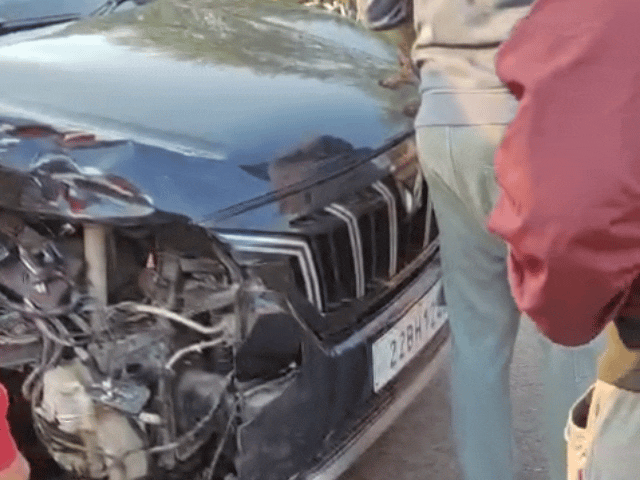 टक्कर होने के बाद SUV कार का ड्राइवर कार को छोड़कर फरार हो गया था।
