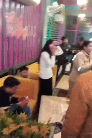 सफेद कपड़े में दिख रही लड़का बर्थडे था। उसने रेस्टोरेंट में पार्टी दी थी।