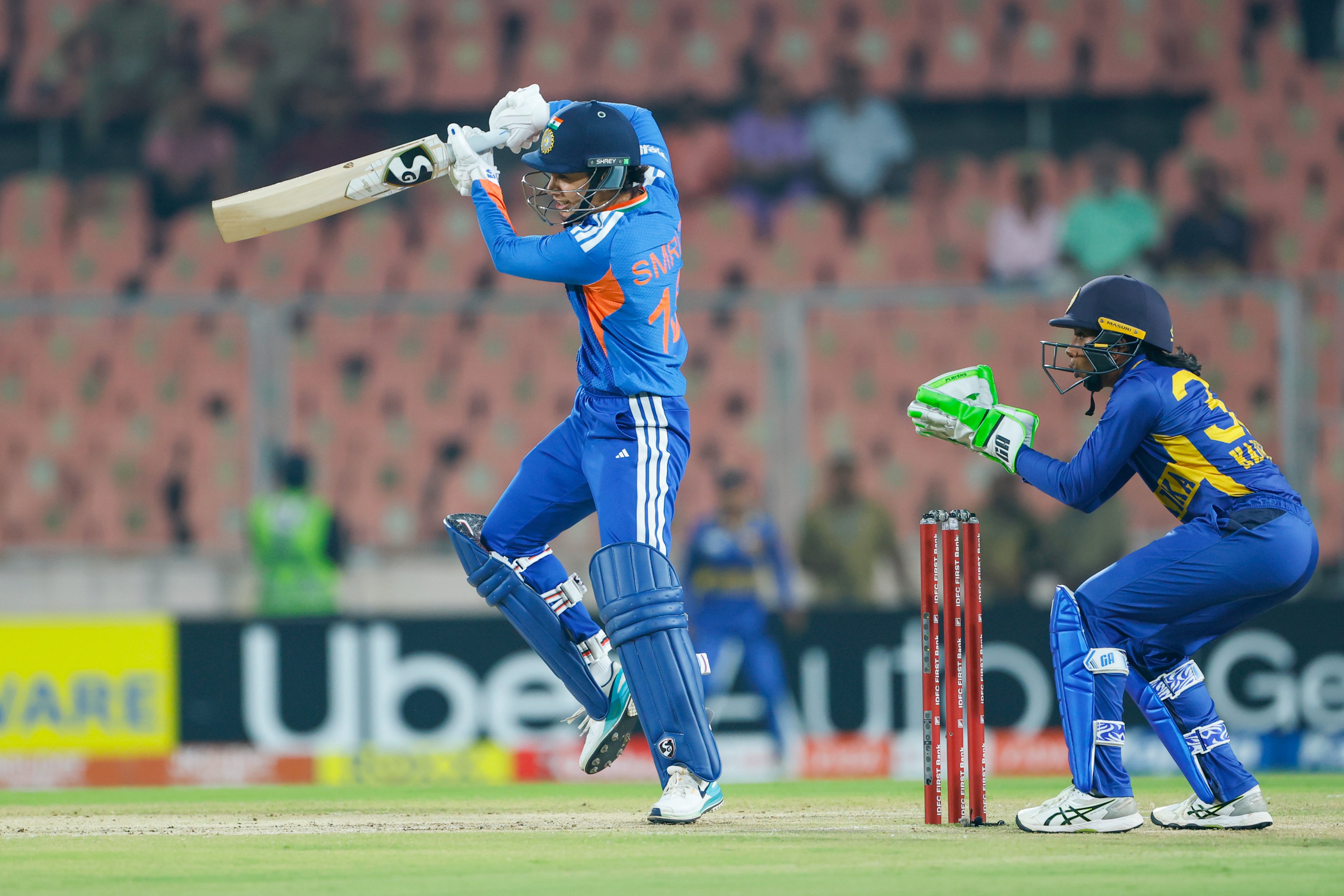 स्मृति मंधाना ने इंटरनेशनल क्रिकेट में 10 हजार रन भी पूरे कर लिए।