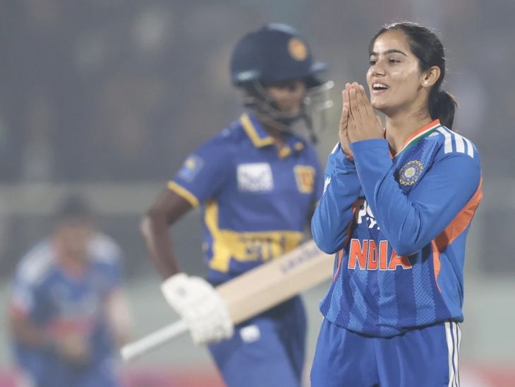 वैष्णवी शर्मा ने पहले टी-20 में डेब्यू किया, लेकिन वे कोई विकेट नहीं ले सकीं।