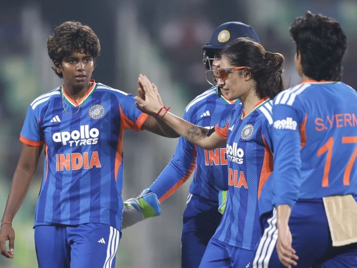 विकेट की खुशी मनातीं टीम इंडिया की प्लेयर्स।