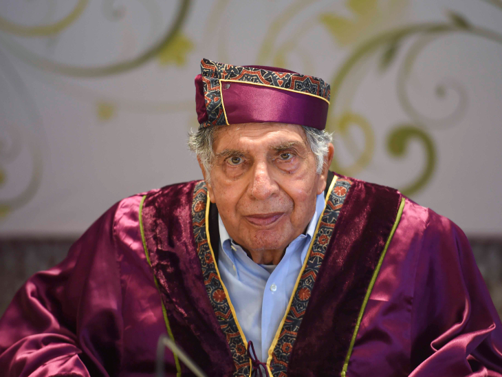 रतन टाटा ने अमेरिका के कॉर्नेल विश्वविद्यालय में आर्किटेक्चर की डिग्री हासिल की थी। 1960 के दशक में उन्हें फैमिली बिजनेस में शामिल होने के लिए भारत वापस बुला लिया गया था।