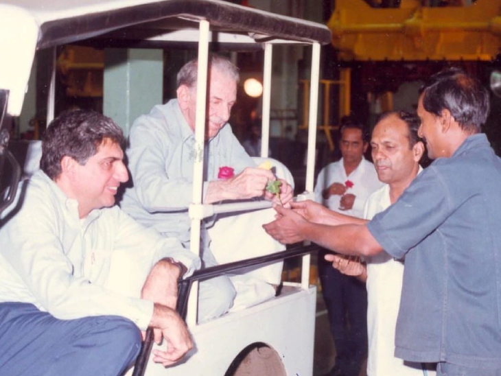 रतन टाटा ने ये तस्वीर JRD टाटा को याद करते हुए डाली थी। उन्होंने लिखा था, “यह विश्वास करना मुश्किल है कि JRD टाटा (जेह) को गुजरे हुए 26 साल हो गए हैं।