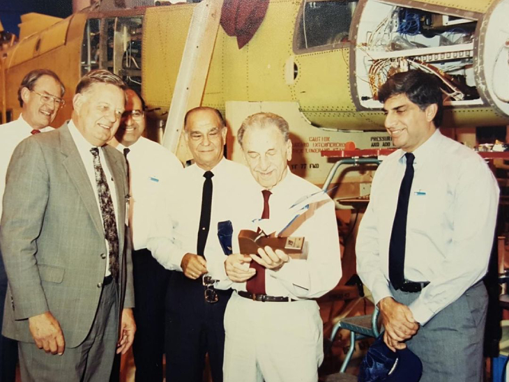 रतन टाटा ने ये तस्वीर JRD टाटा की 116वीं जयंती पर पोस्ट की थी. JRD (जेह) के लिए B1B बॉम्बर और स्पेस शटल मैन्युफैक्चरिंग यूनिट्स का दौरा आयोजित किया गया था