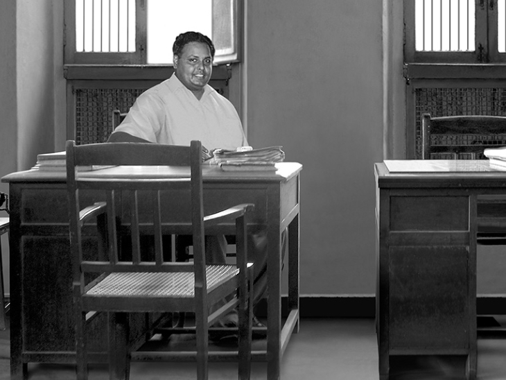 धीरूभाई अंबानी अपने शुरुआती ऑफिस में काम करते हुए। यहीं से विकसित हुआ रिलायंस का विशाल साम्राज्य।