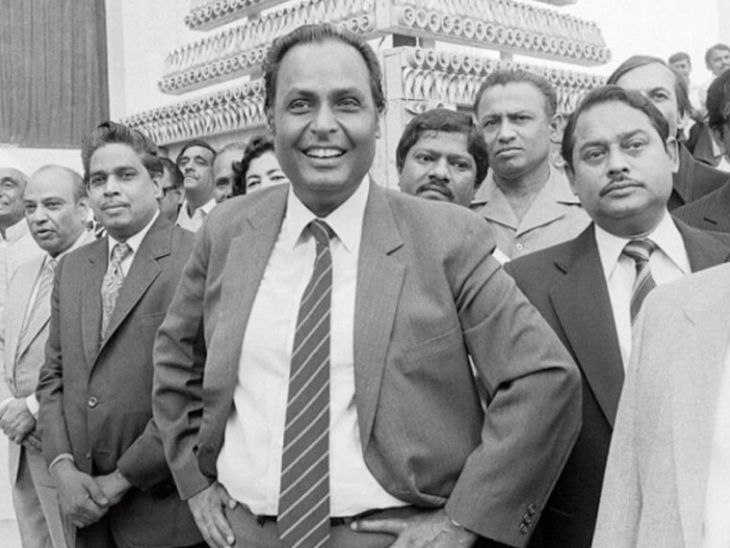 रिलायंस के शुरुआती दिनों में धीरूभाई अंबानी। 1977 में धीरूभाई ने अपनी कंपनी का IPO लॉन्च किया था।
