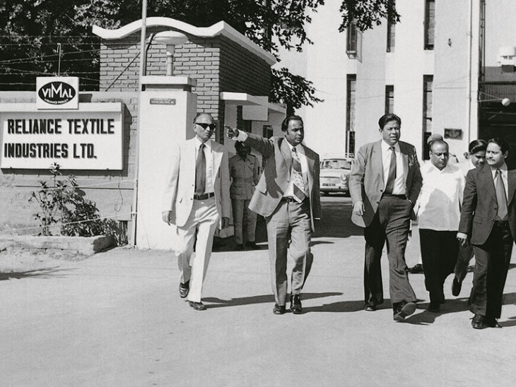 धीरूभाई अंबानी अहमदाबाद के नरोदा स्थित रिलायंस टेक्सटाइल इंडस्ट्रीज लिमिटेड (विमल) फैक्ट्री के बाहर, जहां उन्होंने भारत के आधुनिक टेक्सटाइल उद्योग की नींव रखी।