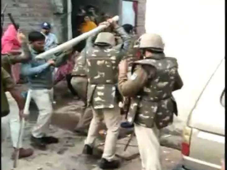 खुरई पुलिस ने लाठीचार्ज कर अपनी जान बचाई थी।