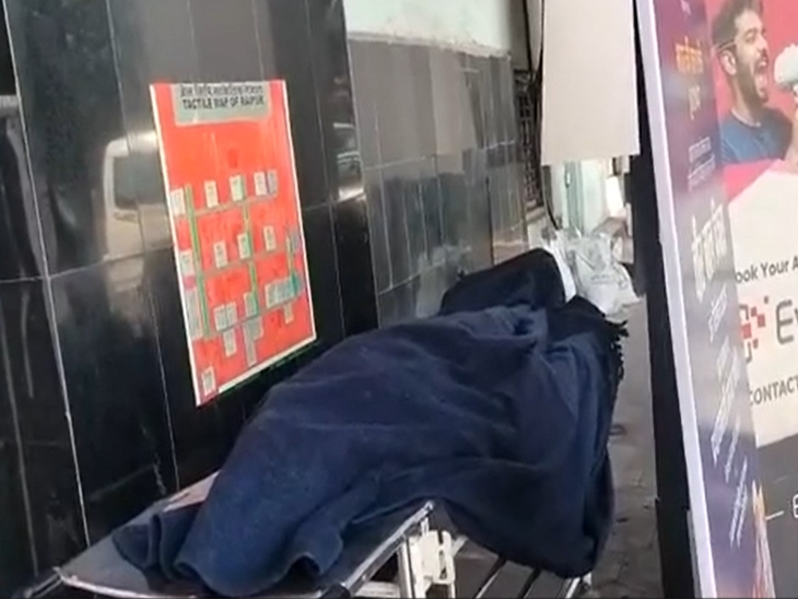 अभी तक लाश की पहचान नहीं हो सकी है।