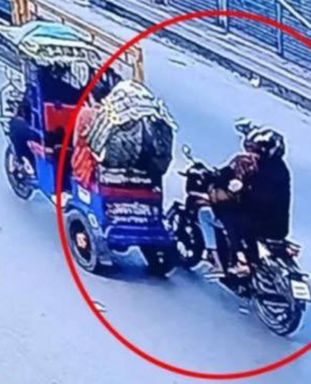 उस्मान हादी इस्लामी संगठन ‘इंकलाब मंच’ के प्रवक्ता थे। वह रिक्शे पर जा रहे थे तभी दो बाइक सवार हमलावरों ने उन्हें गोली मार दी थी।