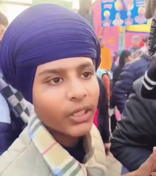 निहंग लड़कों ने जबरन उतरवाईं श्रद्धालुओं की टोपियां, VIDEO:  बरछे पर टांगकर घूमे, सिख व्यक्ति ने ही विरोध किया; SGPC मेंबर बोले- ये हमारी मर्यादा नहीं – Ludhiana News