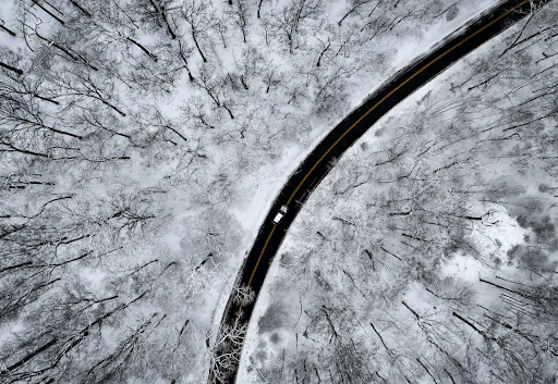 न्यूयॉर्क में शनिवार की सुबह तक 6 से 10 इंच (15 से 25 सेंटीमीटर) बर्फ गिरी।