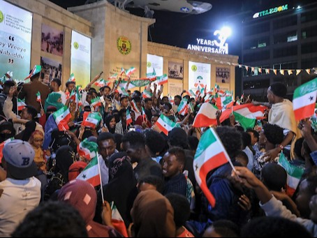 इजराइल के मान्यता देने पर सोमालीलैंड के लोग जश्न मनाने के लिए जमा हुए और सोमालीलैंड के झंडे लहराए। - Dainik Bhaskar