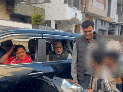 वसुंधरा राजे ने स्कूटी सवार बच्चों को यातायात के नियम समझाए और इसके बाद वे रवाना हो गईं।