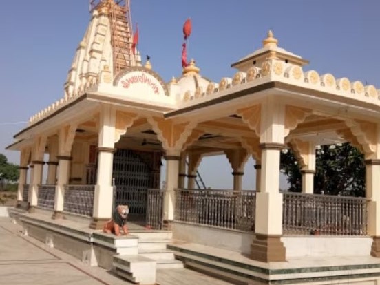 गुजरात स्थित वाहनवती सिकोतर माता का मंदिर। गुजरात के समुद्रतट
पर इनकी पूजा प्रचलित हुई, जिन्हें जहाजों की रक्षा करने वाली देवी माना गया। - Dainik Bhaskar