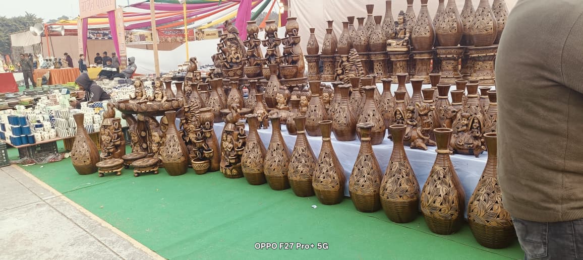 पंचकूला प्रदर्शनी के स्टॉल पर सजाए गए आइटम।