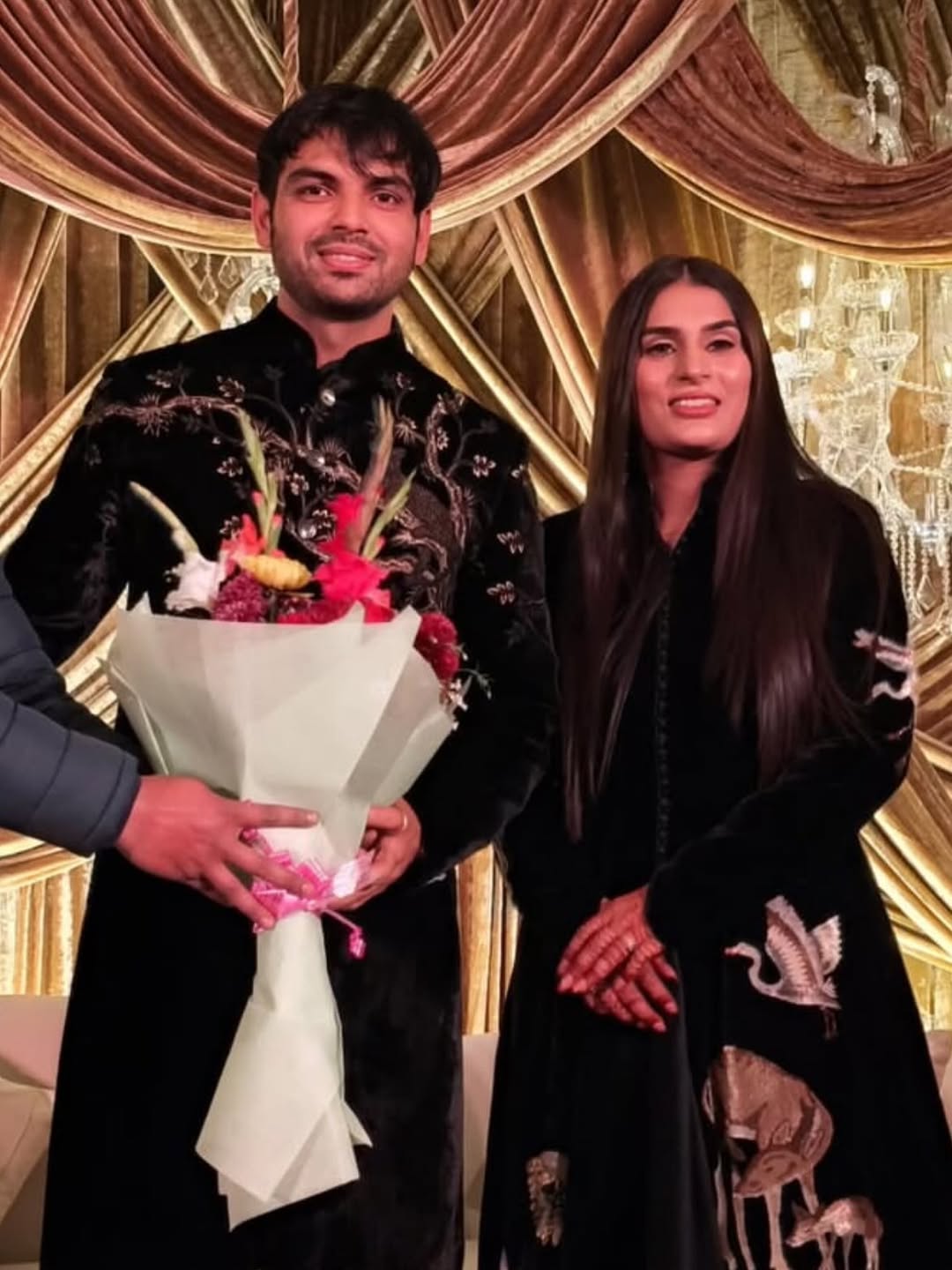 मंच पर नीरज और हिमानी।