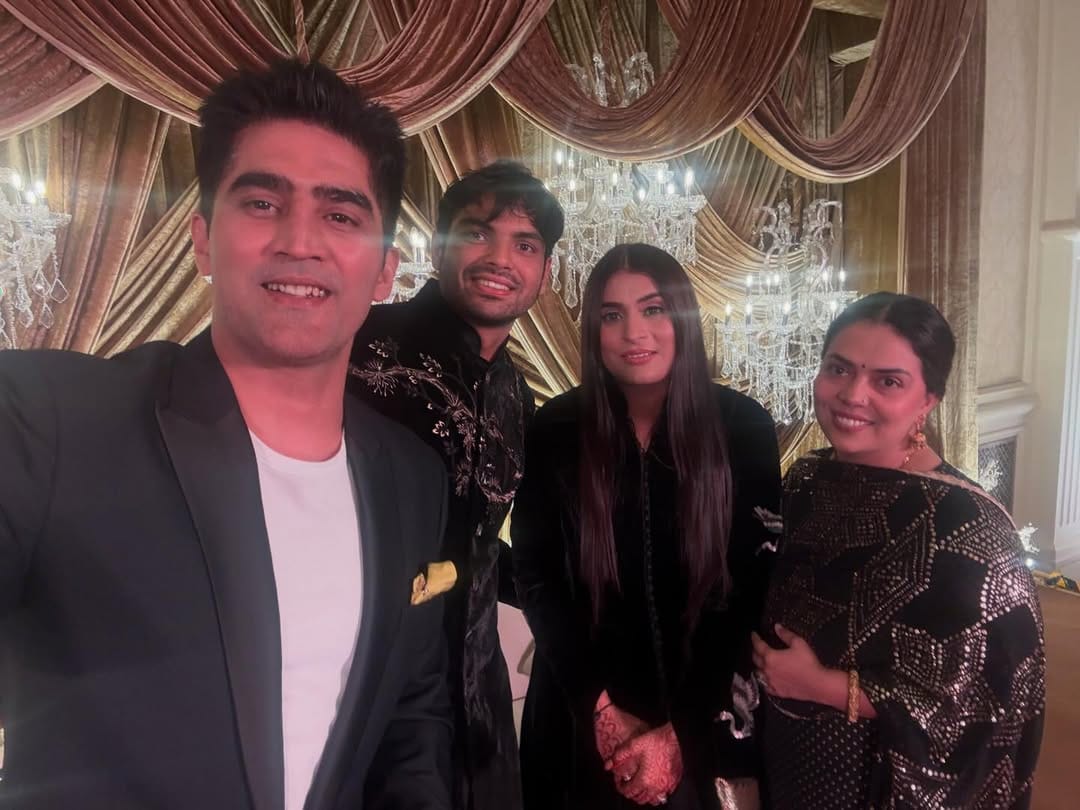 नीरज और हिमानी की रिसेप्शन पार्टी में हरियाणा के बॉक्सर विजेंदर सिंह पहुंचे।